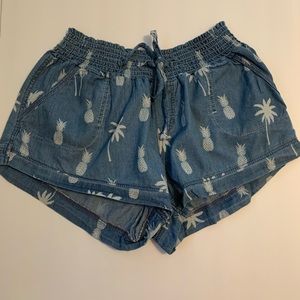 Elastic, waisted shorts w/ pineapple & palm trees